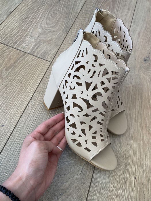 Дамски обувки на ток/боти в бежов цвят