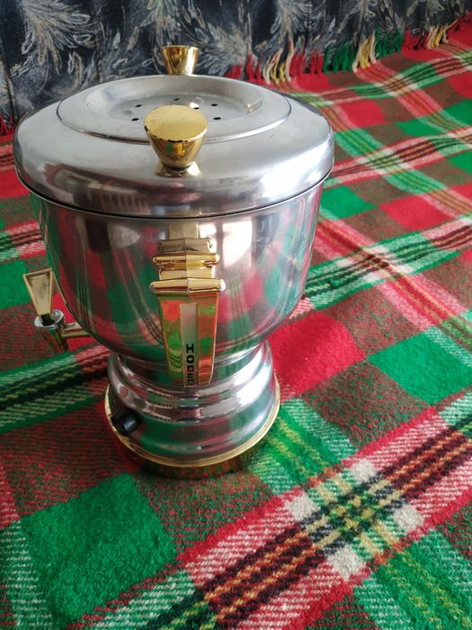 Самовар за гореща вода, чай, кафе и други напитки.