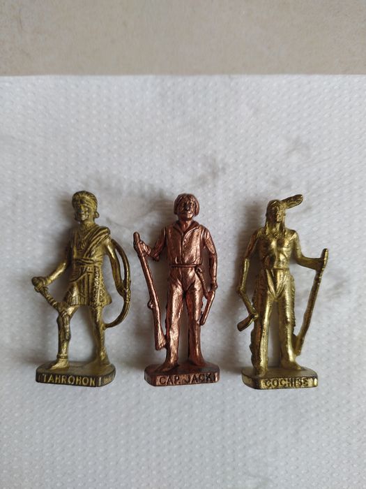 продавам колекции на фигурки от киндер на серии