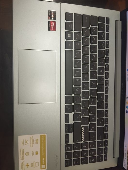 Продаю новый ноутбук свой несколько раз смотрела только кино