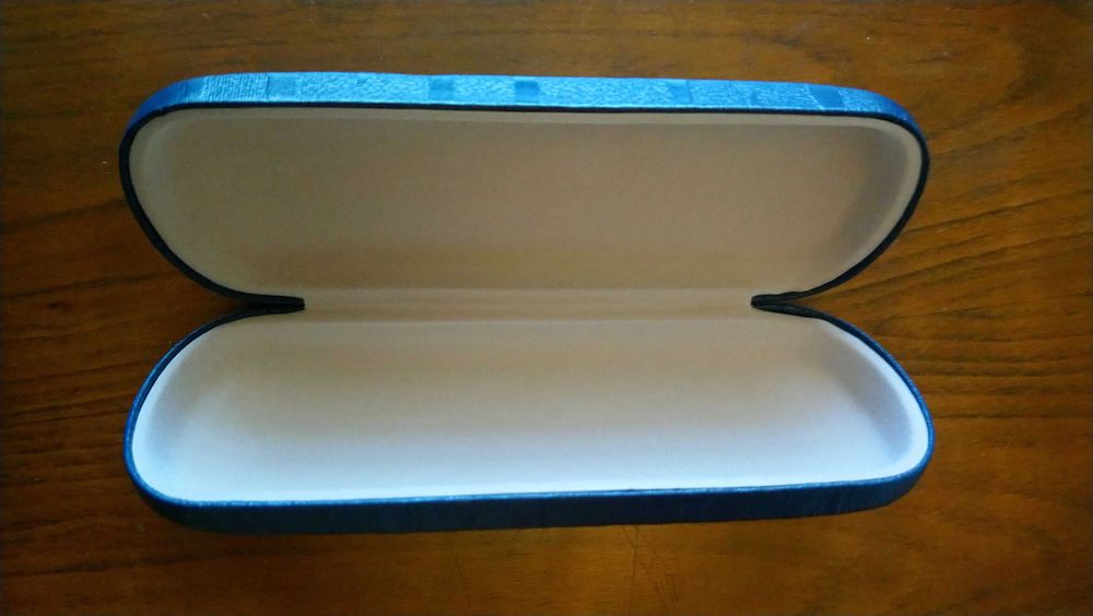 Кутия за очила синя.