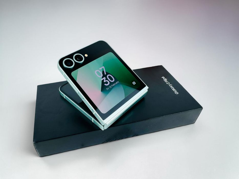 Samsung Galaxy Z Flip 6 5G 256GB 12RAM Mint Отличен!