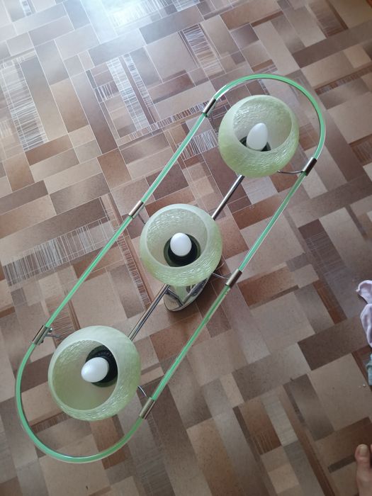 Продам люстру на три лампочки