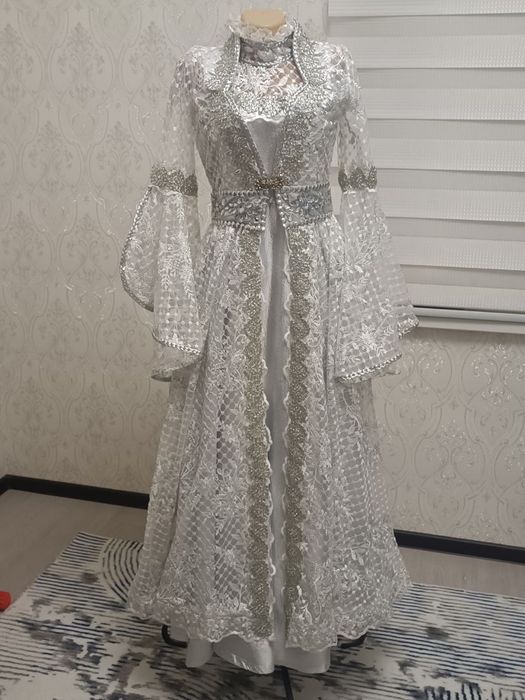 To'y liboslari (ansambl) sotiladi