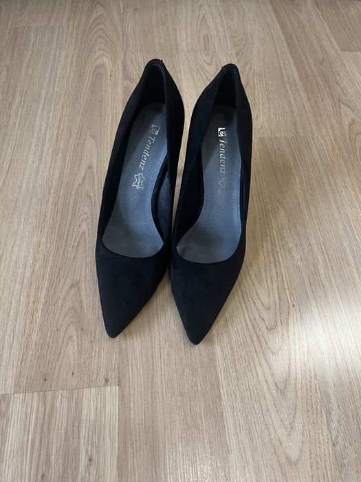 Велурени обувки с ток