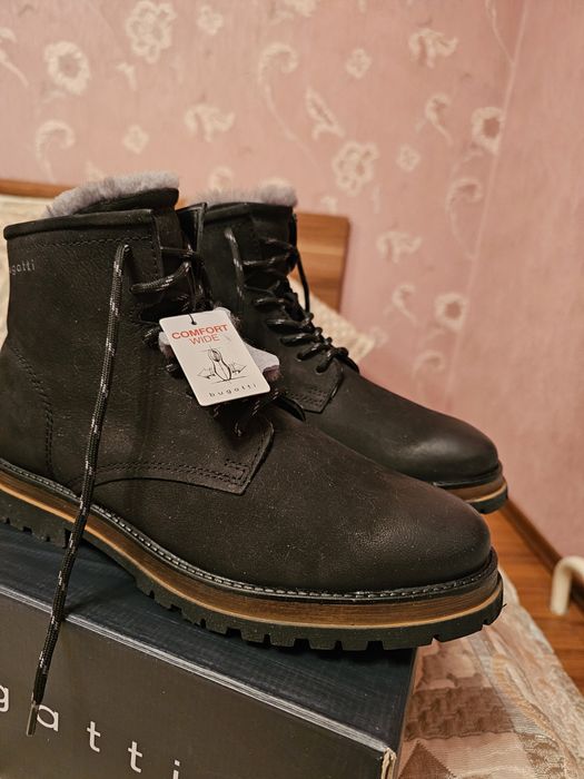 Продам ботинки зимние "Bugatti"