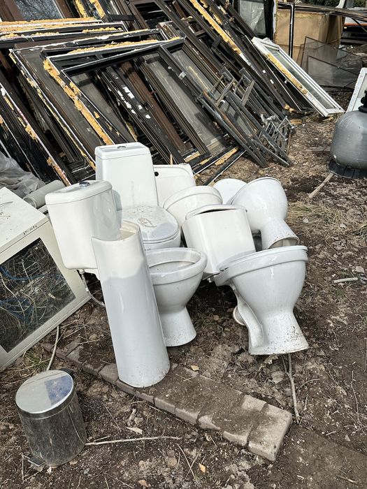 Унитазы разные..