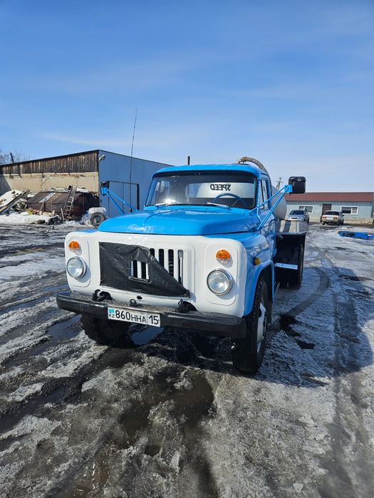 Асенизатор ГАЗ 53 на полном ходу.