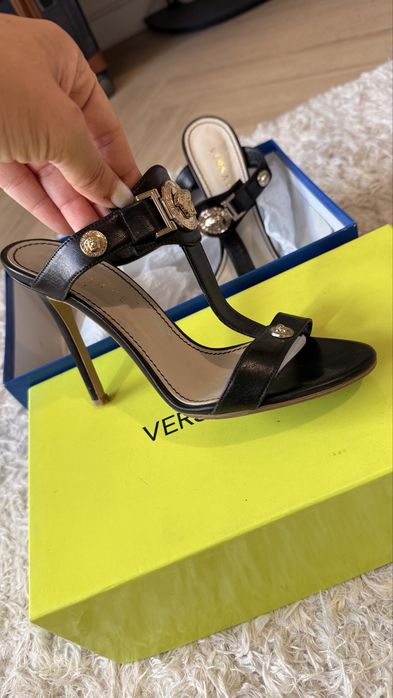 Оригинални обувки и сандали: Louis Vuitton, Elisabetta Franchi, Balmain, Versace, Dior и Chanel
