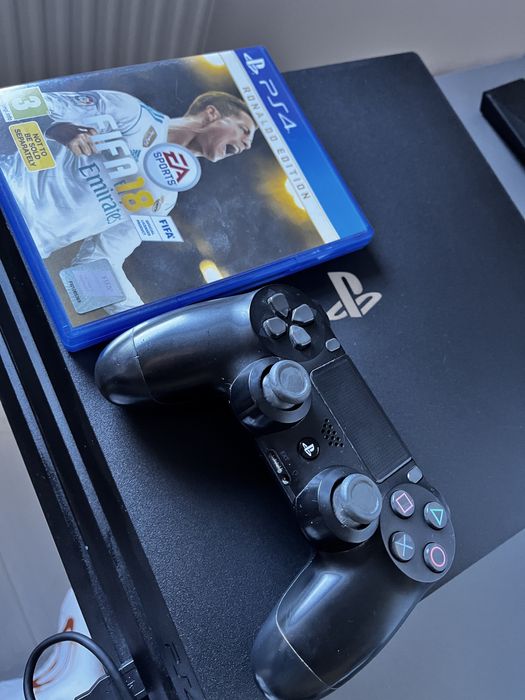 Pachet | PS4 PRO 1TB + Volan PXN V9 + FIFA18