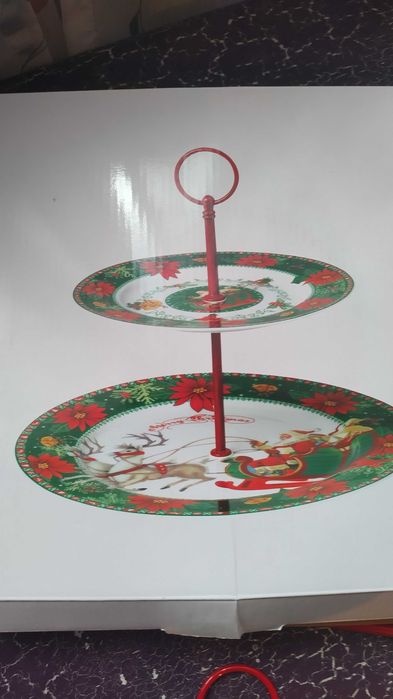 Коледни подаръци и четки за почистване на съдове