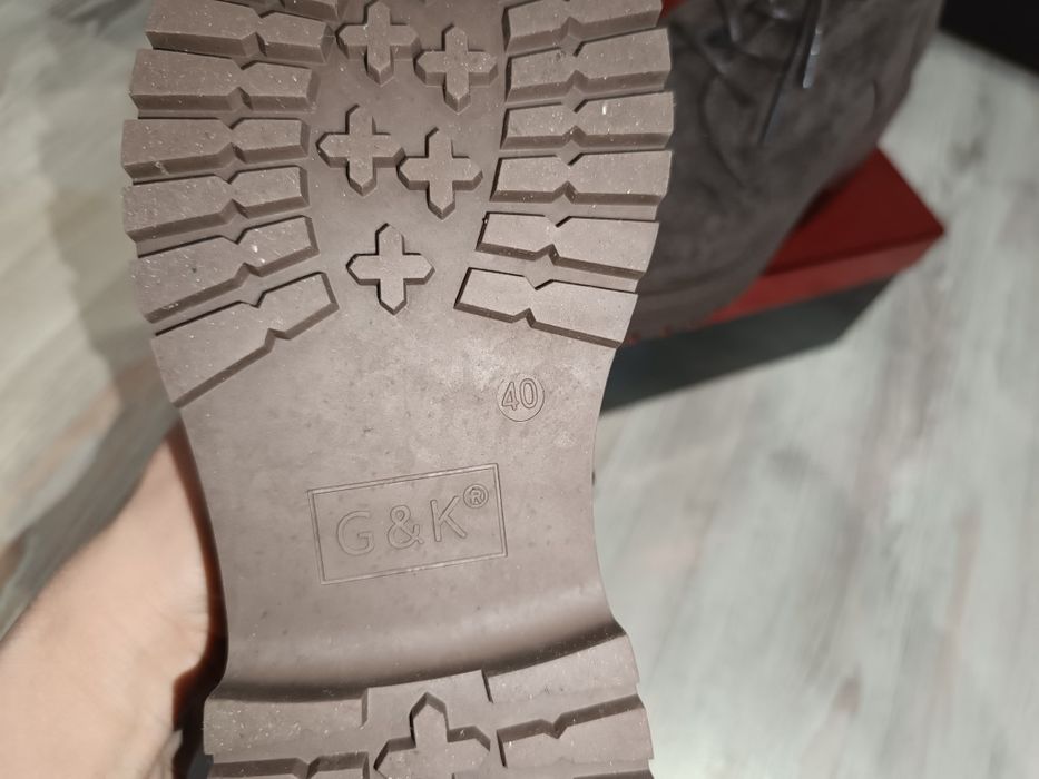 Продам женские ботинки