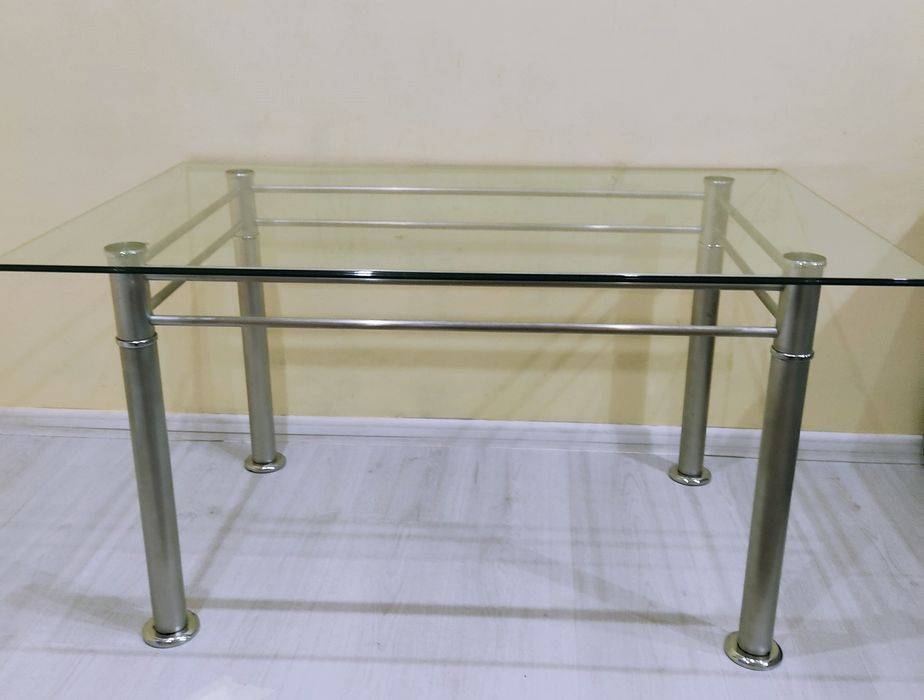 Маса и две табуретки