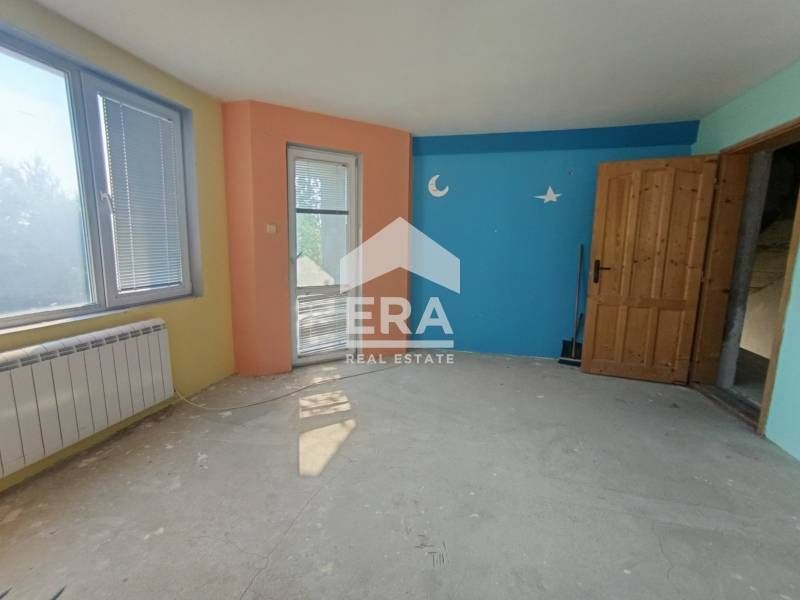 Самостоятелна триетажна къща с четири спални и три бани, с морска пано