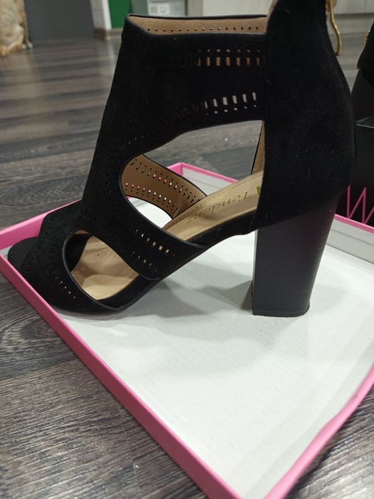 Дамски сандали със ток