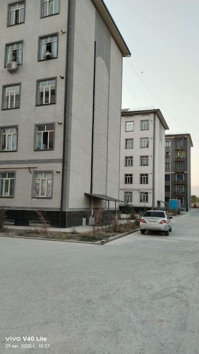 Kitob krug yonida Dom sotiladi 3 xona 64 kv metr hamma sharoiti bor