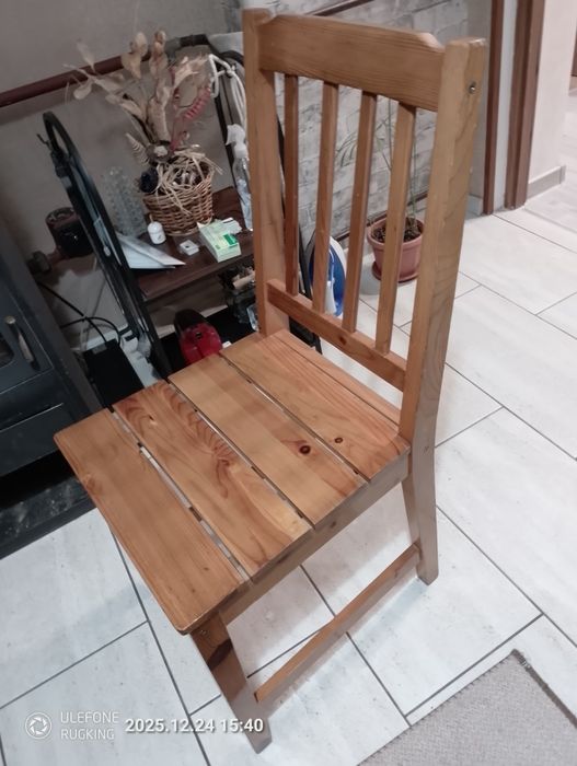 Продавам3 стола от масивно дърво