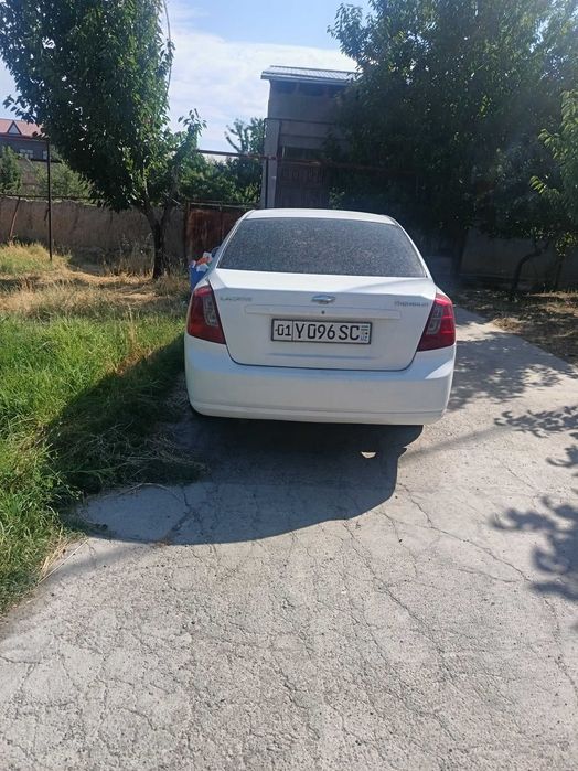 Lasetti 1,8 srochniy sotiladi