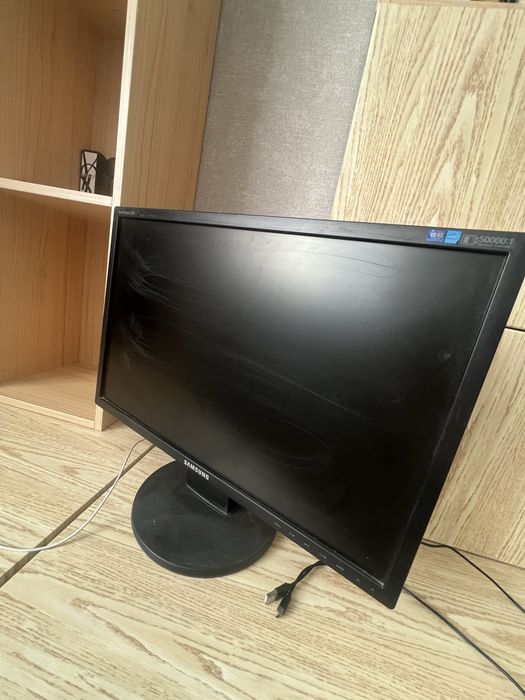 Samsung 21 дюим 1680x1050