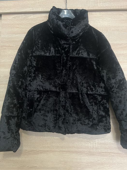 Велурен бомбър размер С , състоянието му е почти ново , черен цвят