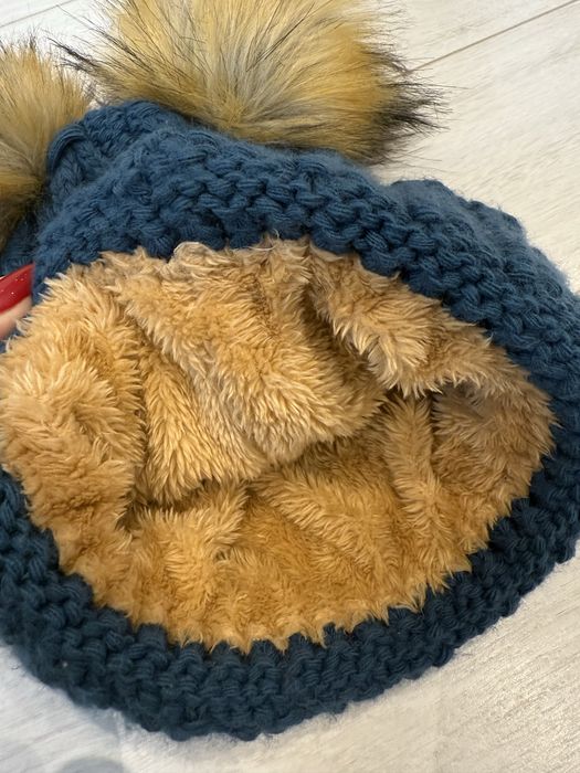 Зимна шапка с два помпона