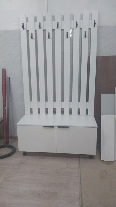 Продам прихожу и столы.