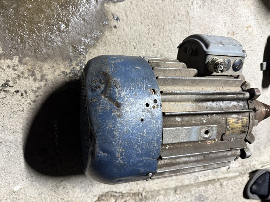 Con crapator de lemne cu motor