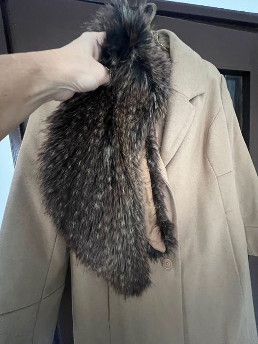Вълнено дамско палто с пухкава яка