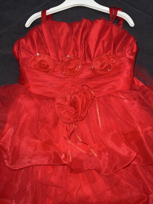 Платье красное нарядное на девочку 5-6 лет