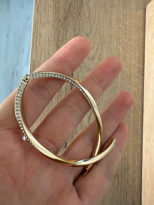 Гривна с камъни Hugo Boss в златно