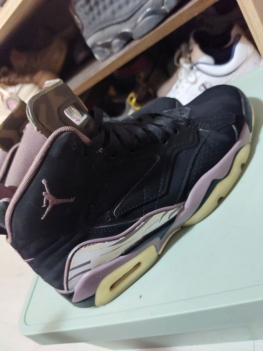 Jordan 6 MVP în nuanța Black Sky Mauve.