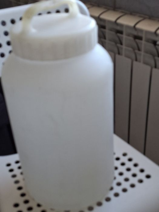 Пластмассовый бидон для сыпучих продуктов и воды