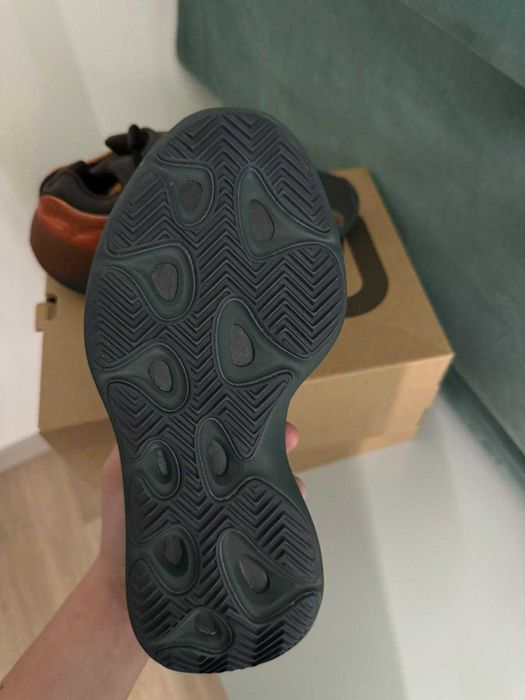 Vand Yeezy 700 v3