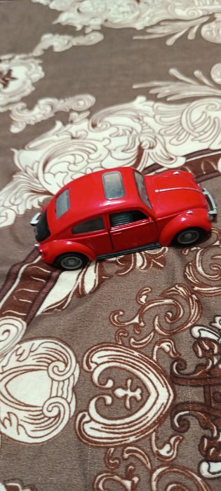 Игрушечная машинка