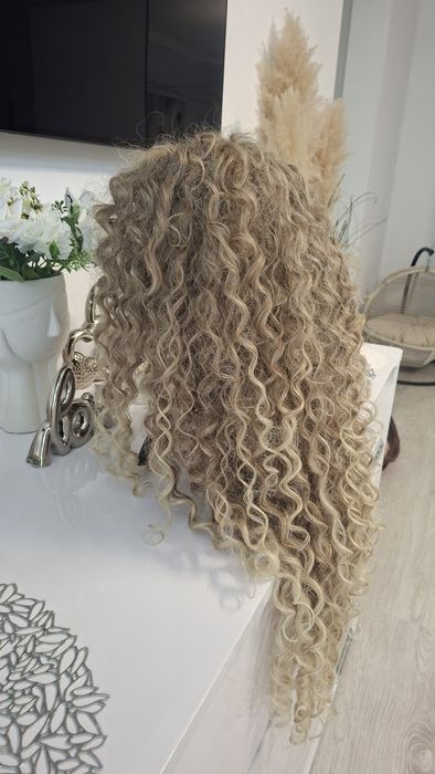 Peruca blonda, par creț