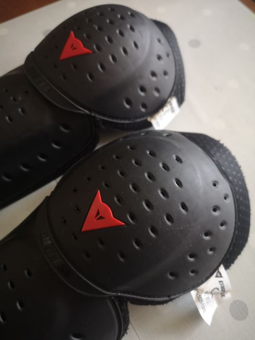 Protecții moto genunchi tibie Dainese hard premium stare  noua