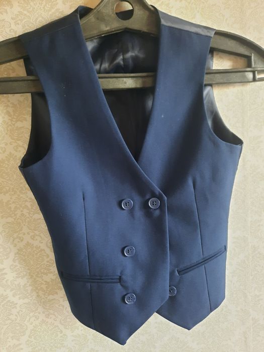 Пиджак,брюки, жилетка школьная.