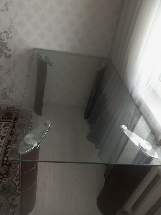Продам стеклянный стол