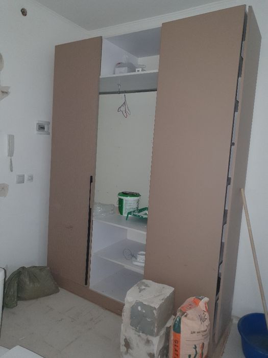 Шкаф в трехдверный продаётся