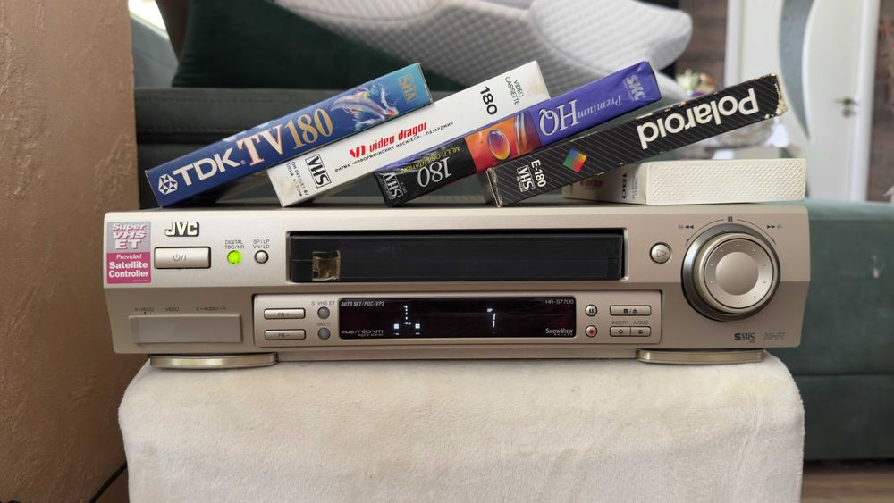 Дигитализиране на стари VHS касети от сватби, кръщенета, също и малки касети от камери.с S-Video кабел и DaVinci Resolve