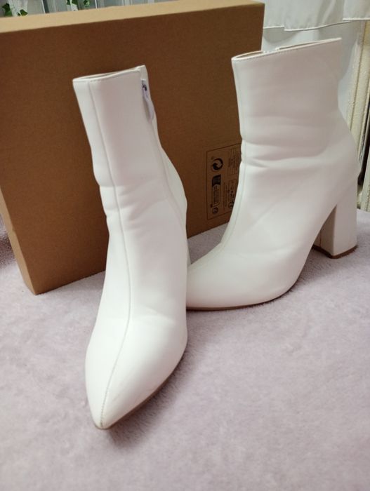Бели ботуши с ток