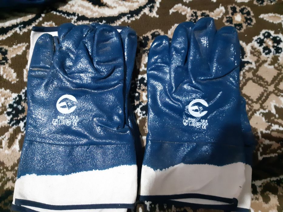 Спецодежда и перчатка