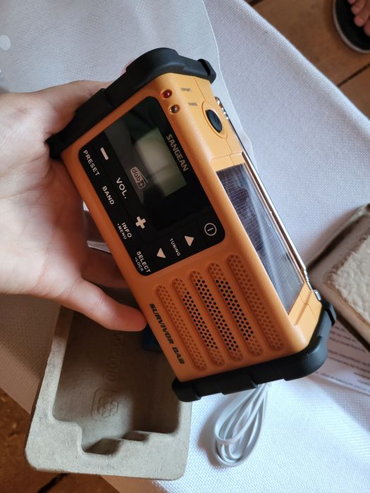 Radio cu încărcare solară