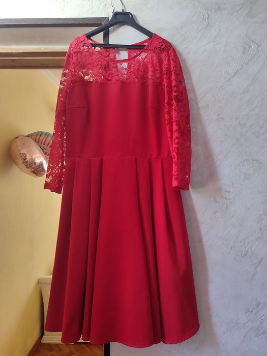 Платье женское красного цвета