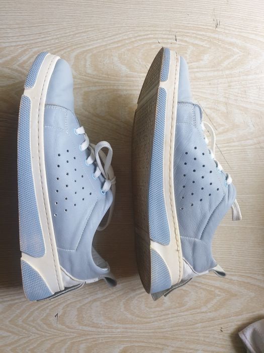 Продам кроссовки кожаные