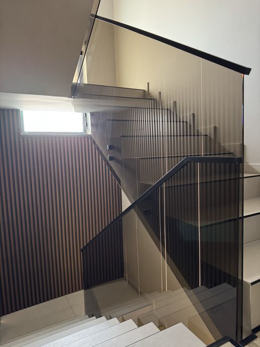 Sticla securizata fixata lateral in conectori pentru scara