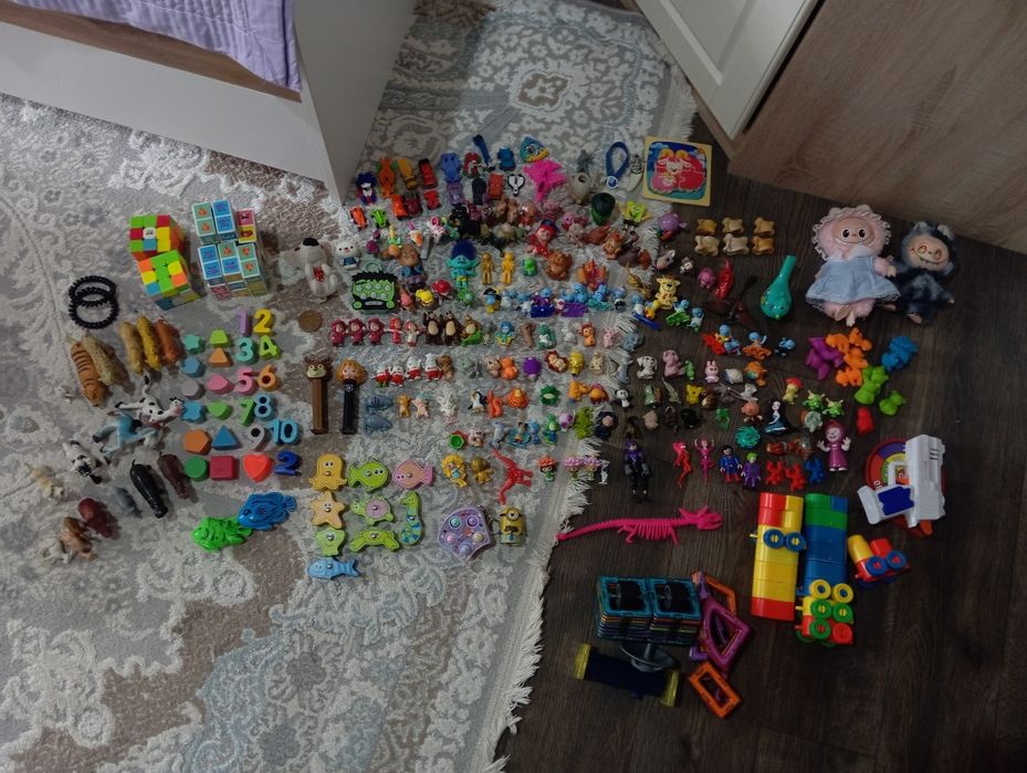 Разные мелкие игрушки