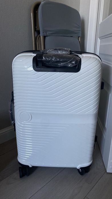 Чемодан  белого цвета