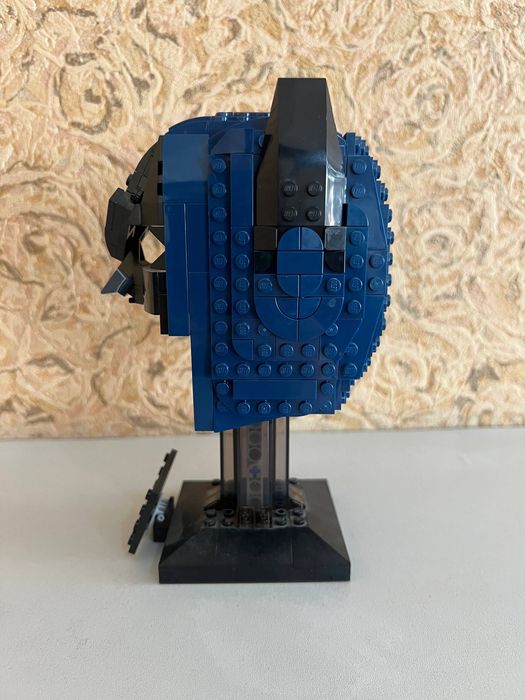 Статуэтка Лего шлем бэтмена из серии классических комиксов 60x