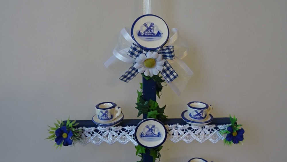 Декоративна висяща етажерка с миниатюрен сервиз  в делфтски стил.
